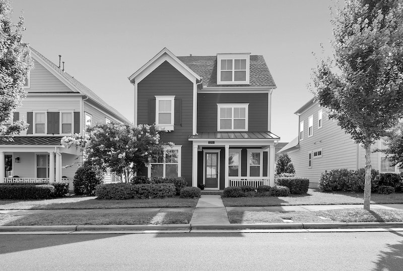 Elegant Apartment Offering Breathtaking Views of the Lake