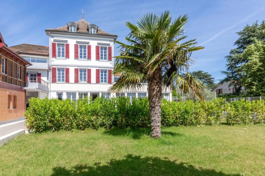 EXCLUSIVITE ! Superbe attique « pieds dans l&rsquo;eau » avec ponton d&rsquo;amarrage