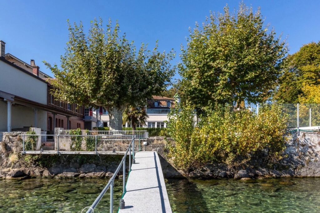 EXCLUSIVITE ! Superbe attique « pieds dans l&rsquo;eau » avec ponton d&rsquo;amarrage