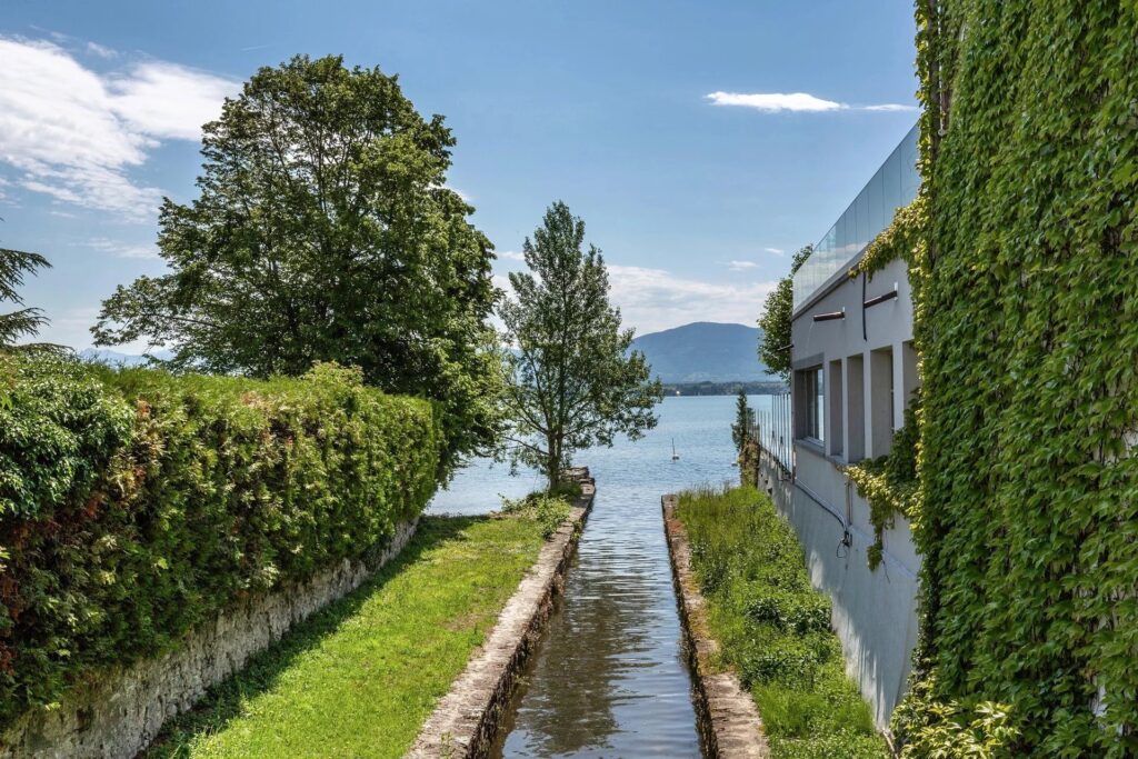 EXCLUSIVITE ! Superbe attique « pieds dans l&rsquo;eau » avec ponton d&rsquo;amarrage