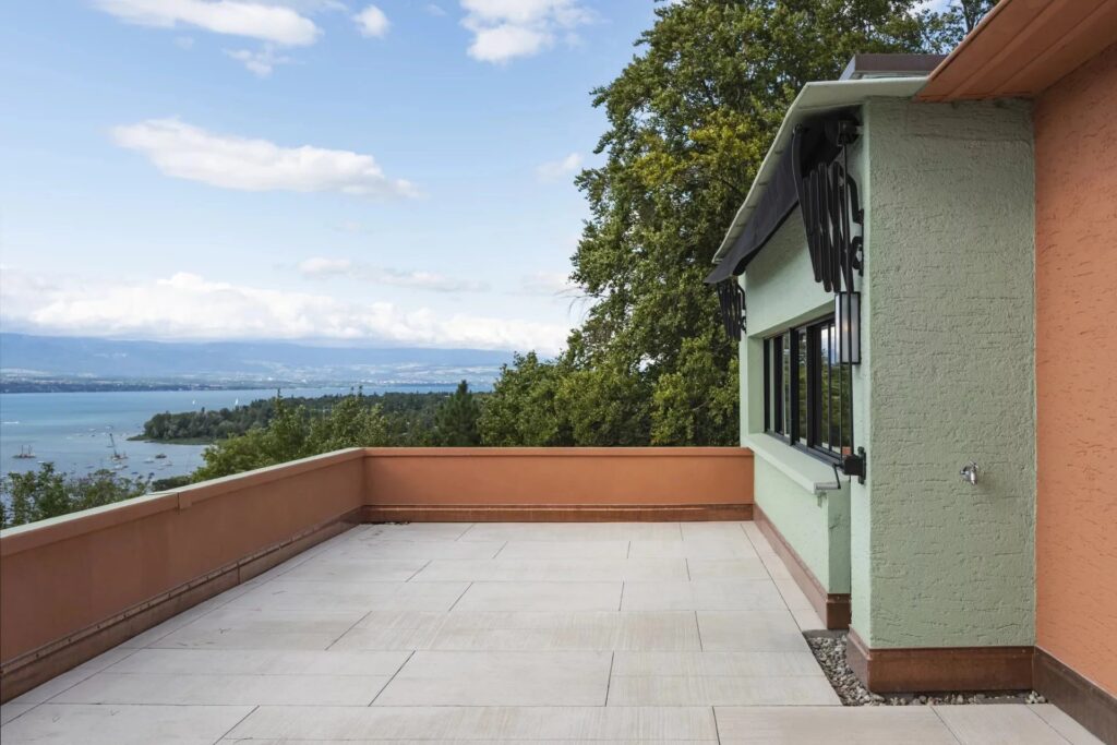 Superb atypical villa overlooking the lake