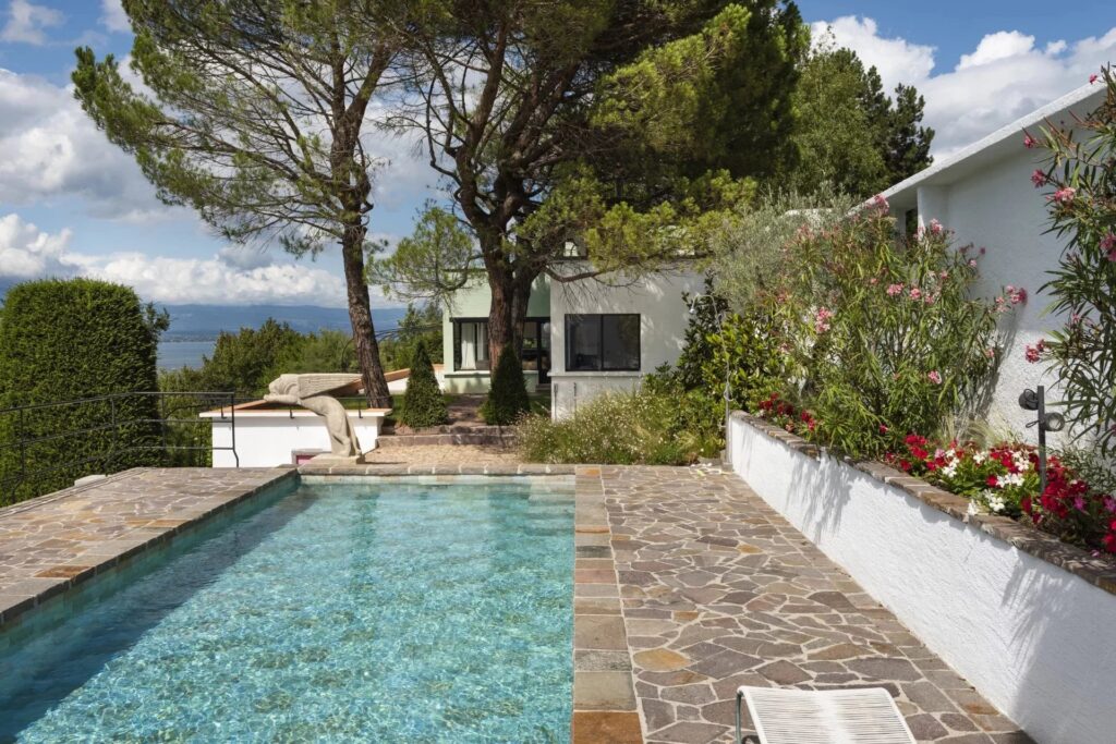 Superb atypical villa overlooking the lake
