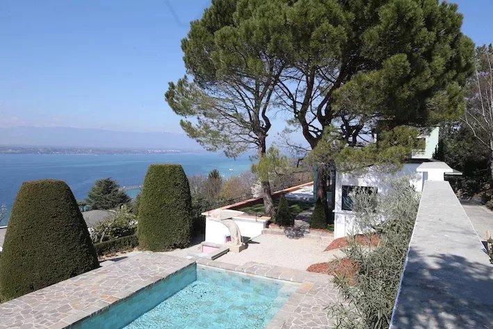 Superbe villa atypique surplombant le lac