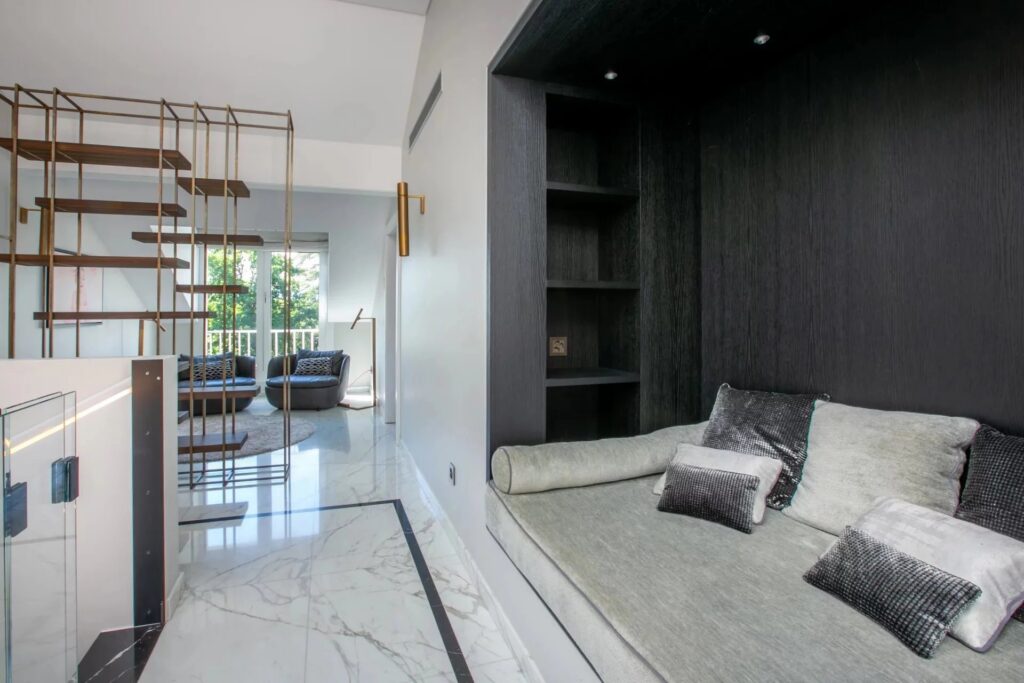 Sumptuous renovated duplex penthouse !