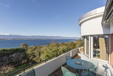 Vue éclatante sur le lac et les montagnes