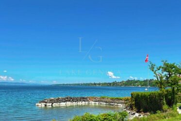 Unique Opportunity – Lakefront Property with Outstanding Potential