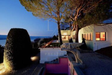 Superbe villa atypique surplombant le lac