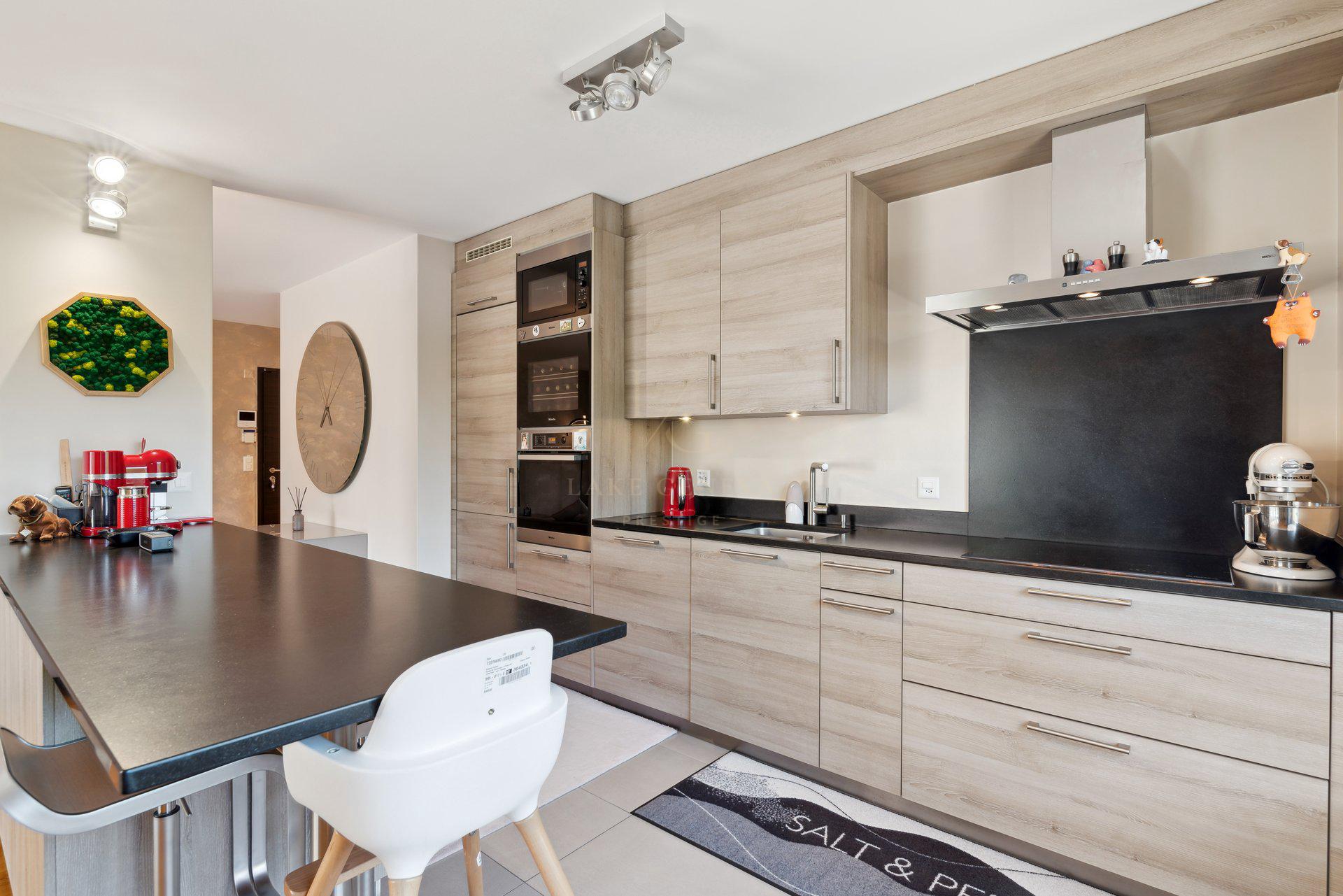 Élégant appartement de trois chambres traversant rénové avec goût