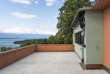 Superbe villa atypique surplombant le lac