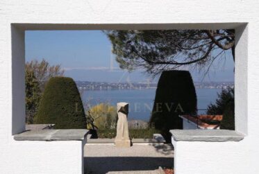 Superbe villa atypique surplombant le lac