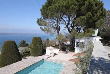 Superbe villa atypique surplombant le lac
