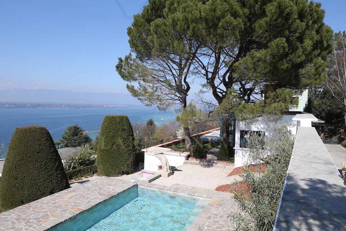 Superbe villa atypique surplombant le lac