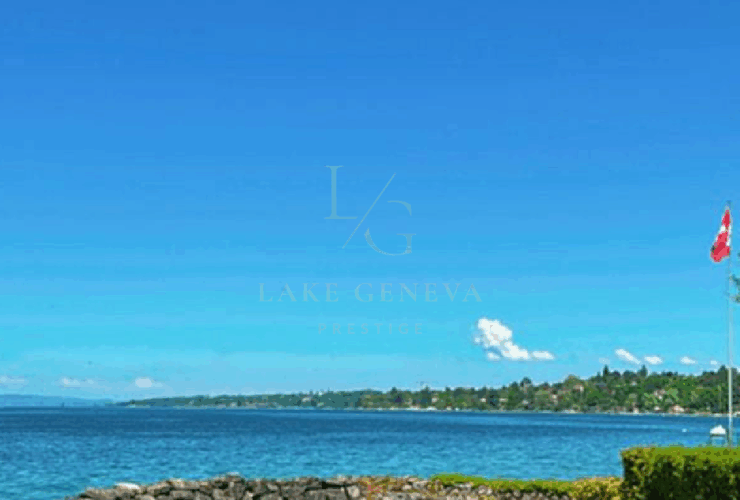 Opportunité unique – Terrain pieds-dans-l’eau avec plage et port privé