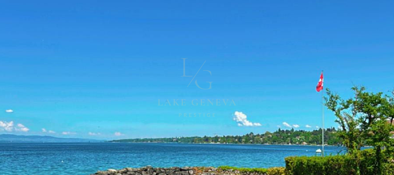 Opportunité unique – Terrain pieds-dans-l’eau avec plage et port privé