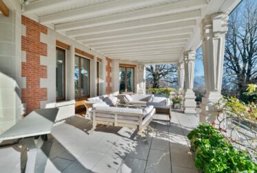 L’élégance intemporelle d’une grande demeure surplombant le Léman