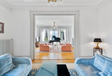 L’élégance intemporelle d’une grande demeure surplombant le Léman