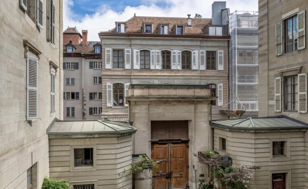 ÉLÉGANT APPARTEMENT DE CARACTÈRE AVEC VUE DÉGAGÉE SUR LE PARC DES BASTIONS