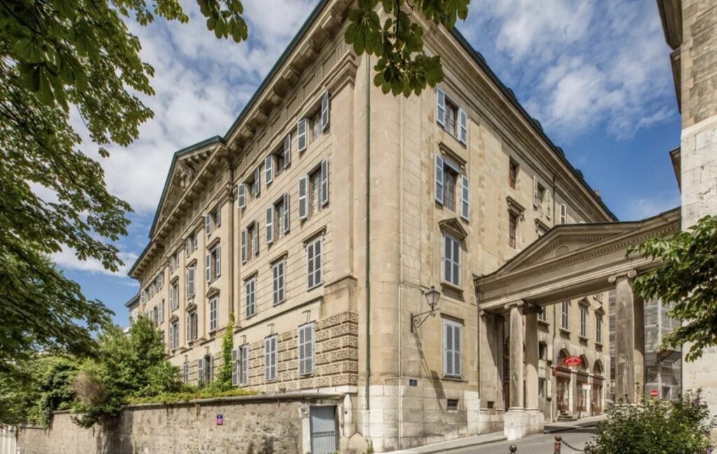 ÉLÉGANT APPARTEMENT DE CARACTÈRE AVEC VUE DÉGAGÉE SUR LE PARC DES BASTIONS