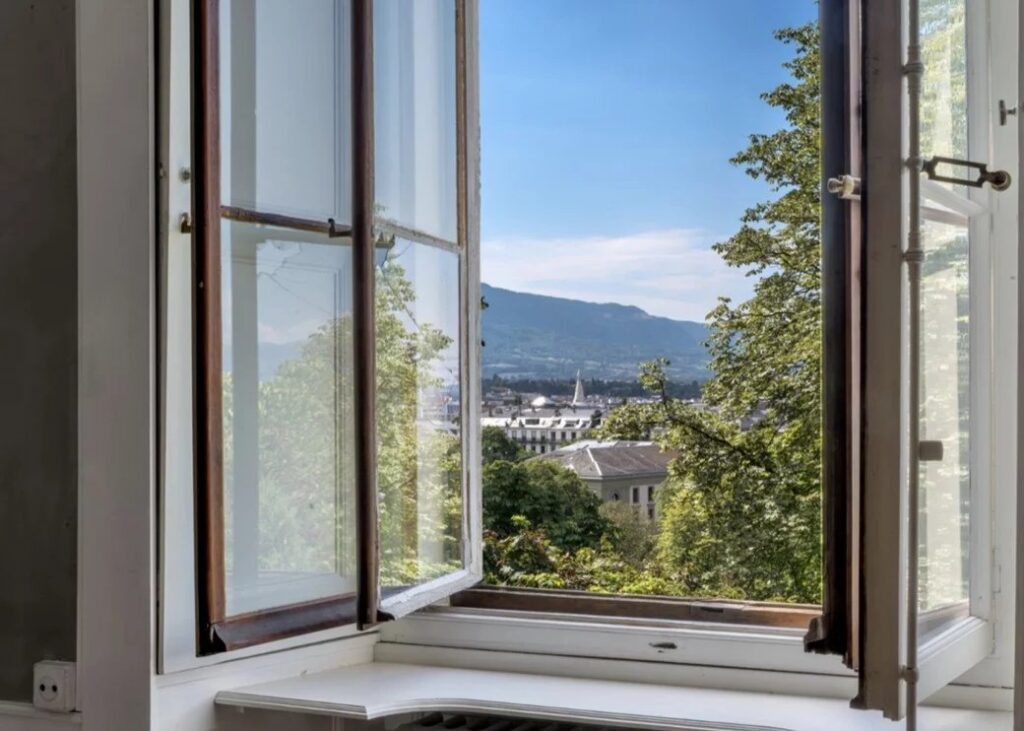 ÉLÉGANT APPARTEMENT DE CARACTÈRE AVEC VUE DÉGAGÉE SUR LE PARC DES BASTIONS