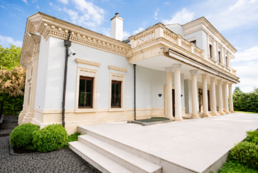 8 Rooms House, Manor house
