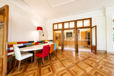 8 Rooms House, Manor house