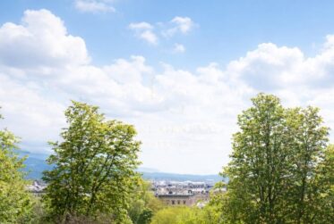 ÉLÉGANT APPARTEMENT DE CARACTÈRE AVEC VUE DÉGAGÉE SUR LE PARC DES BASTIONS