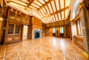 8 Rooms House, Manor house