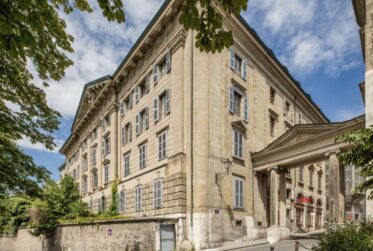 ÉLÉGANT APPARTEMENT DE CARACTÈRE AVEC VUE DÉGAGÉE SUR LE PARC DES BASTIONS