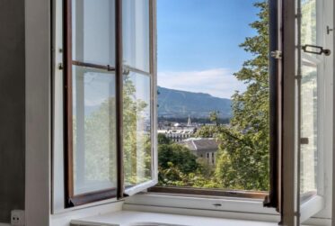 ÉLÉGANT APPARTEMENT DE CARACTÈRE AVEC VUE DÉGAGÉE SUR LE PARC DES BASTIONS