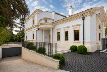 8 Rooms House, Manor house