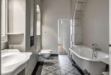 ÉLÉGANT APPARTEMENT DE CARACTÈRE AVEC VUE DÉGAGÉE SUR LE PARC DES BASTIONS