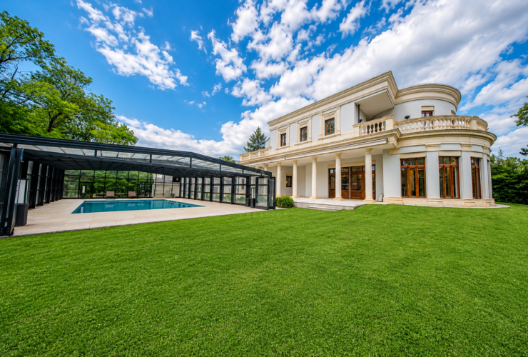8 Rooms House, Manor house
