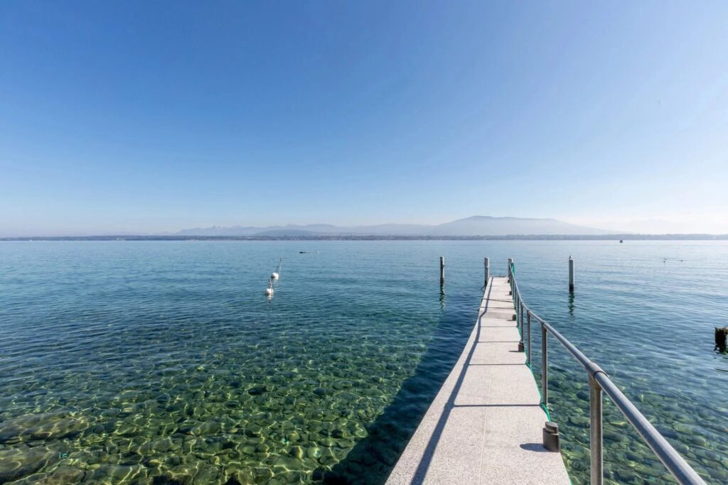EXCLUSIVITE ! Superbe attique « pieds dans l&rsquo;eau » avec ponton d&rsquo;amarrage