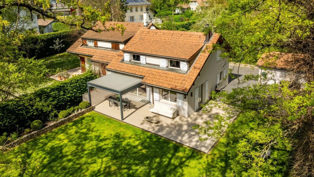 EN EXCLUSIVITÉ : PROPRIETE FACE AU GOLF CLUB DE GENEVE