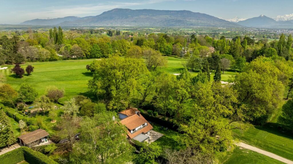 EN EXCLUSIVITÉ : PROPRIETE FACE AU GOLF CLUB DE GENEVE