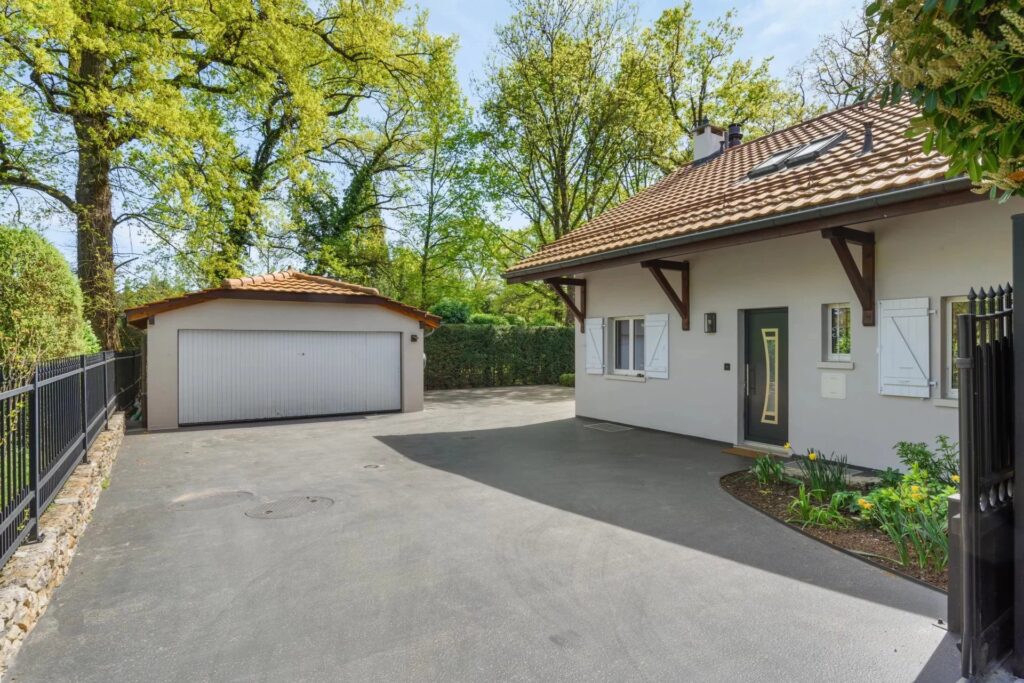 EN EXCLUSIVITÉ : PROPRIETE FACE AU GOLF CLUB DE GENEVE