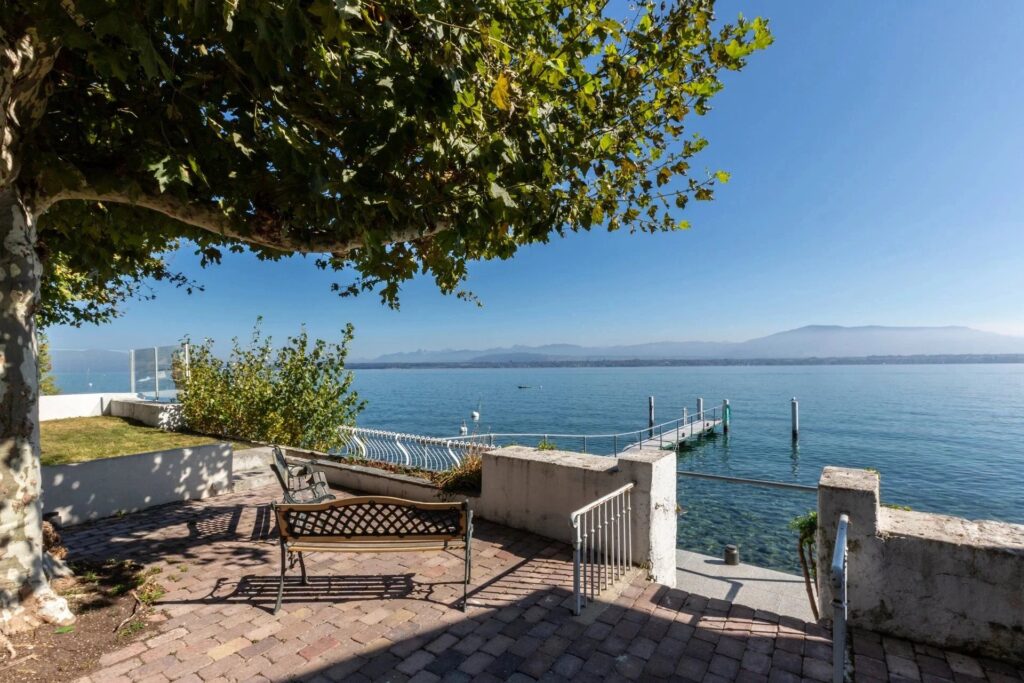 EXCLUSIVITE ! Superbe attique « pieds dans l&rsquo;eau » avec ponton d&rsquo;amarrage