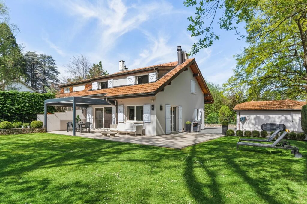 EN EXCLUSIVITÉ : PROPRIETE FACE AU GOLF CLUB DE GENEVE