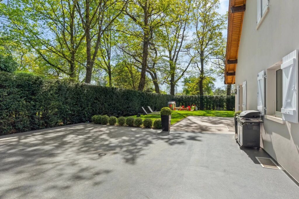 EN EXCLUSIVITÉ : PROPRIETE FACE AU GOLF CLUB DE GENEVE