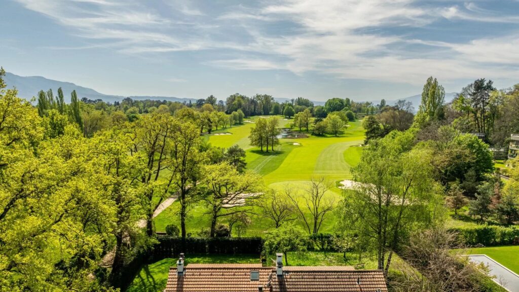 EN EXCLUSIVITÉ : PROPRIETE FACE AU GOLF CLUB DE GENEVE