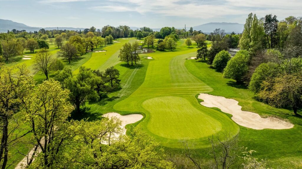 EN EXCLUSIVITÉ : PROPRIETE FACE AU GOLF CLUB DE GENEVE