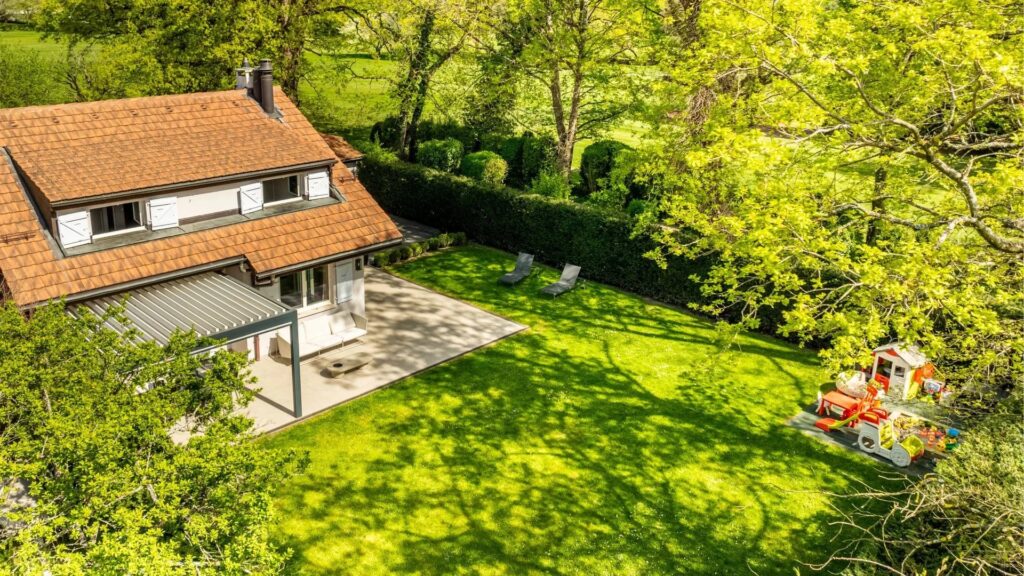 EN EXCLUSIVITÉ : PROPRIETE FACE AU GOLF CLUB DE GENEVE