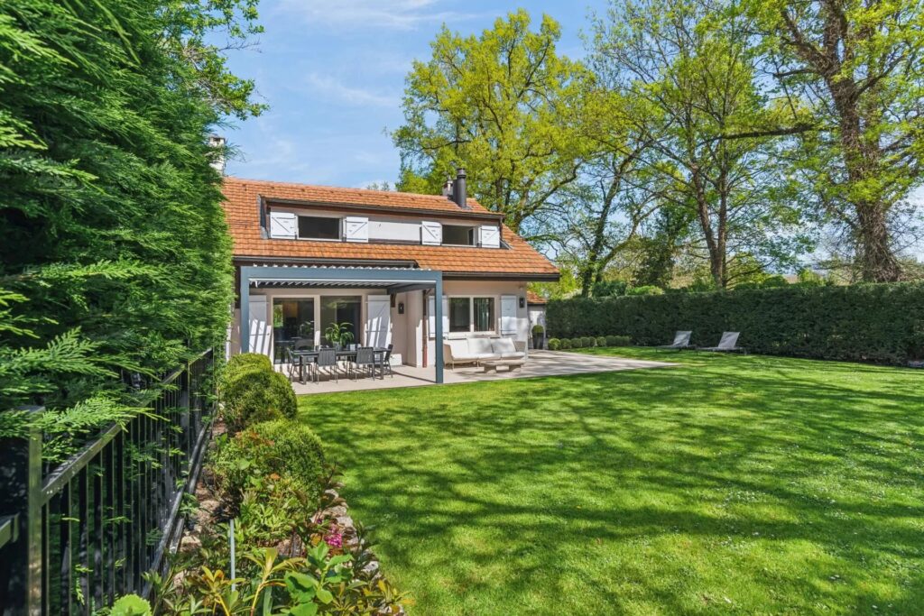 EN EXCLUSIVITÉ : PROPRIETE FACE AU GOLF CLUB DE GENEVE