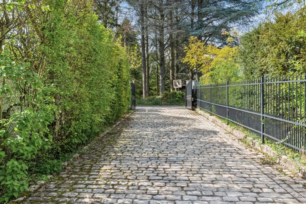 EN EXCLUSIVITÉ : PROPRIETE FACE AU GOLF CLUB DE GENEVE
